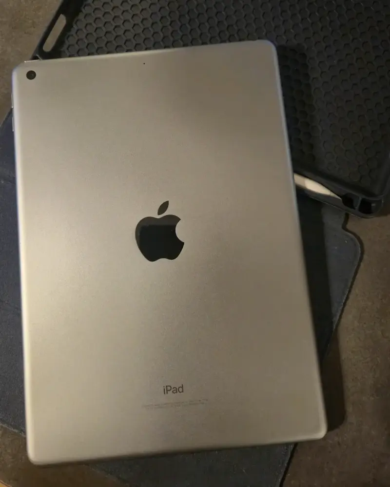 Tablet Apple con funda y Apple Pencil - 3