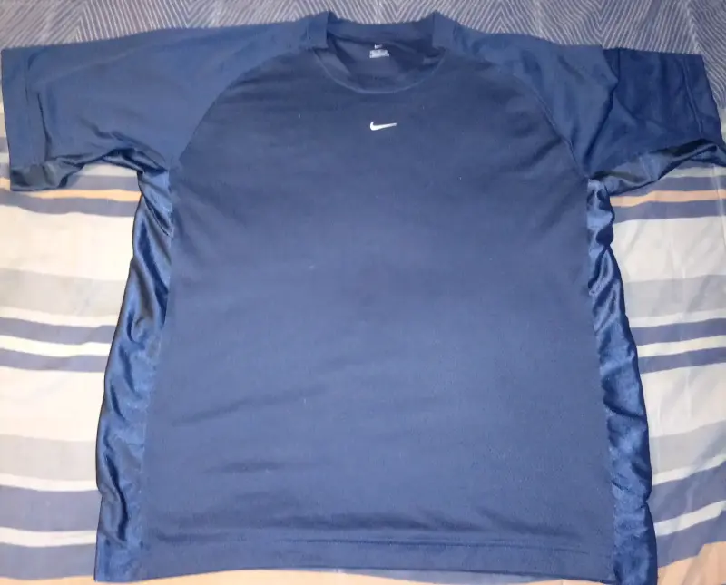 Polera deportiva azul Nike