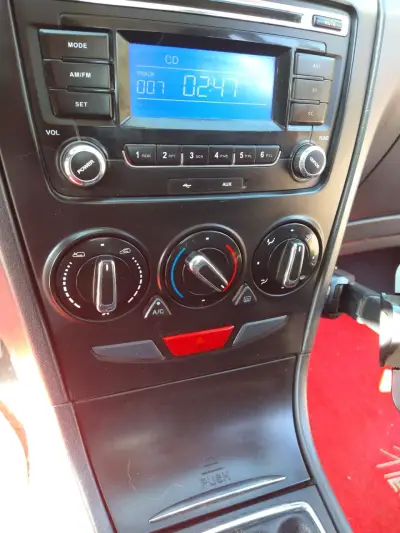 Auto rojo en buen estado - miniatura 3