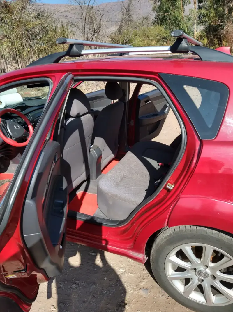 Auto rojo en buen estado - 6