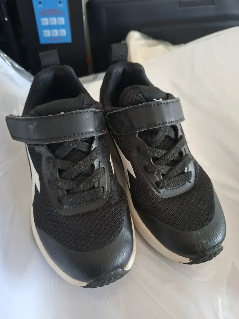 Zapatillas negras deportivas con velcro - 1