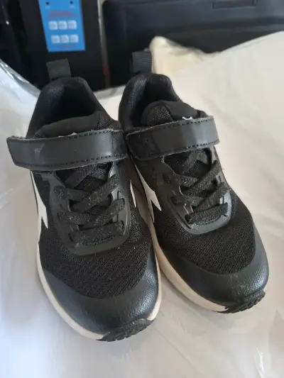 Zapatillas negras deportivas con velcro - miniatura 1