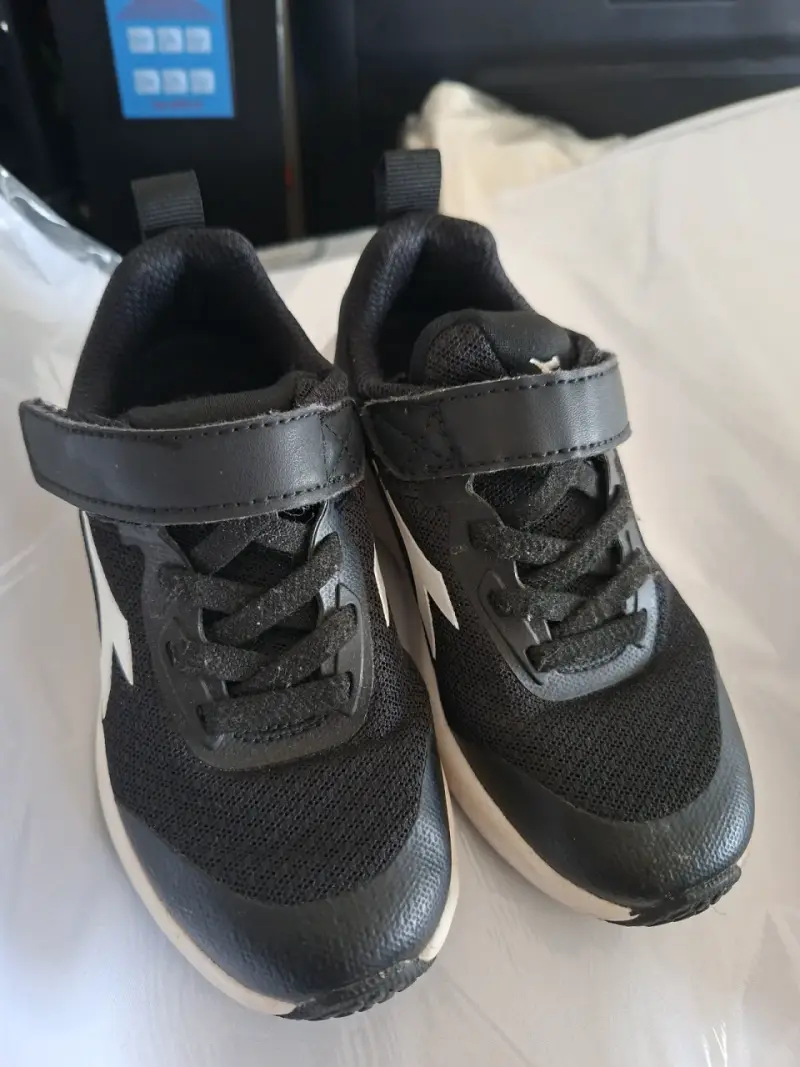 Zapatillas negras deportivas con velcro - 2
