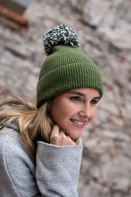 Gorro de lana verde con pompón - 1