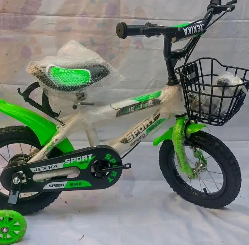 Bicicleta infantil verde y blanca