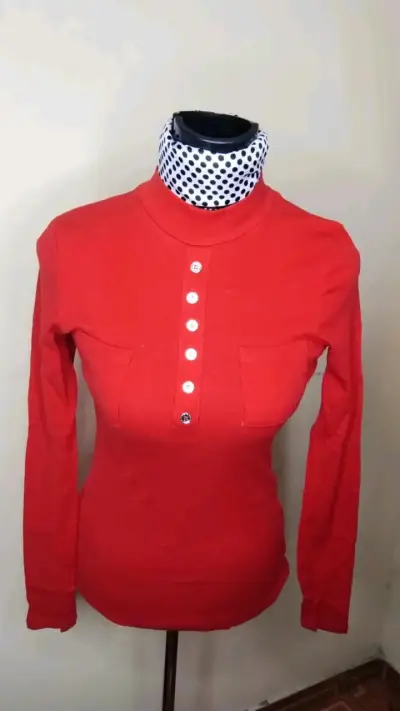 Polera negra con lentejuelas - miniatura 2