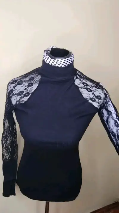 Polera negra con lentejuelas - miniatura 3