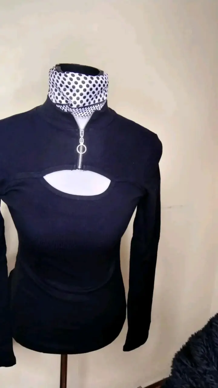 Polera negra con lentejuelas - 5