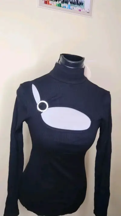 Polera negra con lentejuelas - miniatura 6