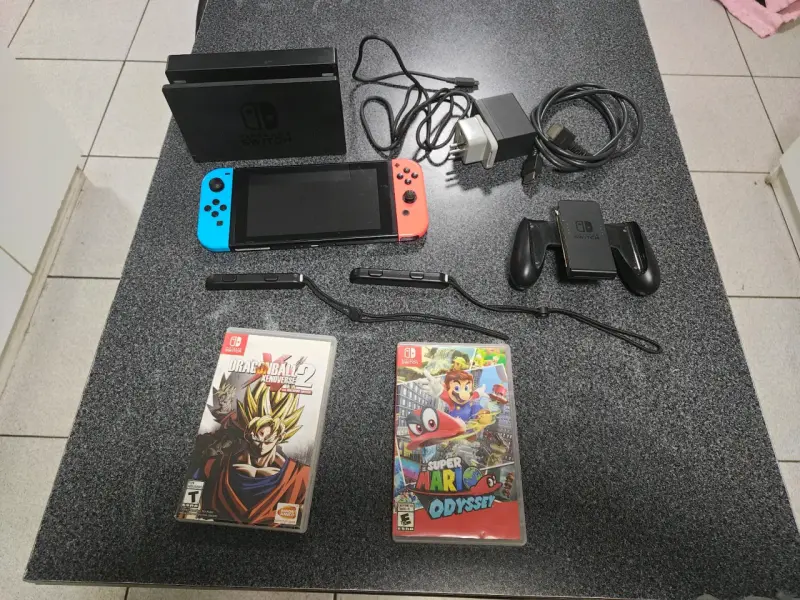 Nintendo Switch con accesorios - 2