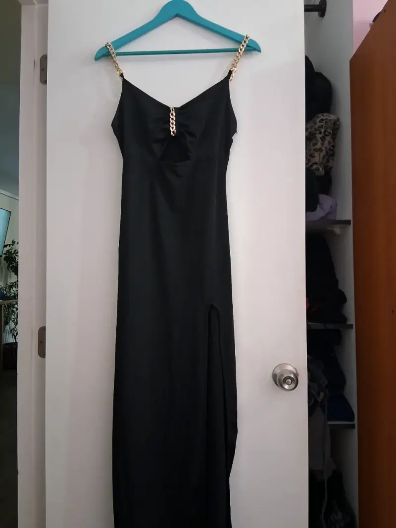 Vestido negro con tiras doradas - 2