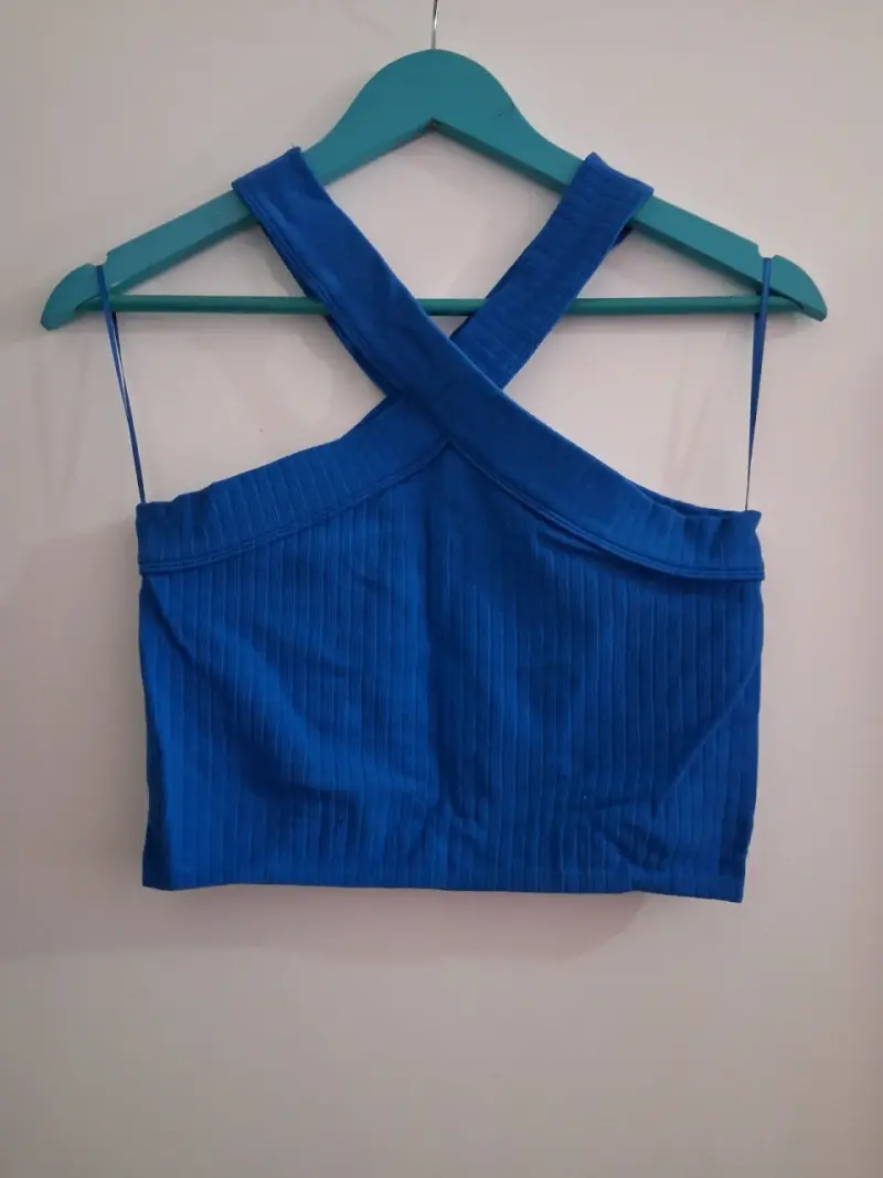 Top azul con tirantes cruzados
