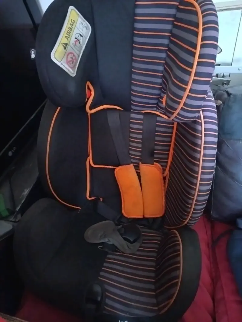 Silla de auto infantil negro y naranja