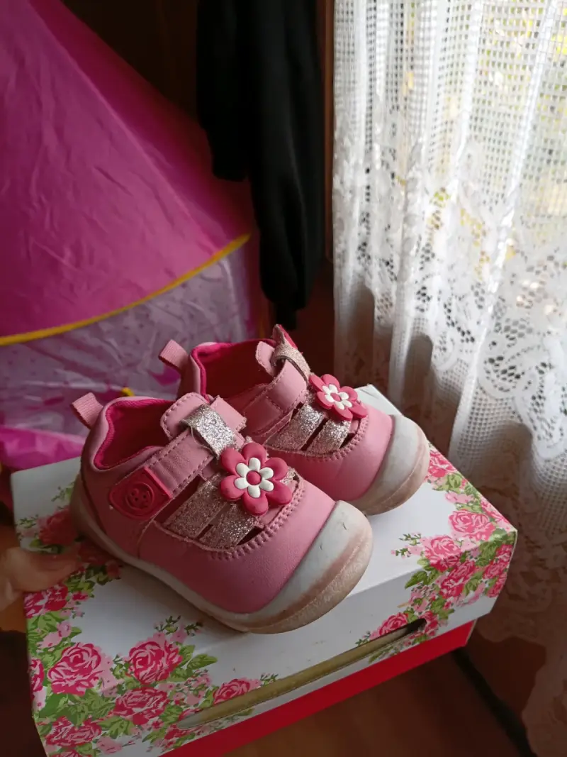 Zapatos rosados de niña con flores