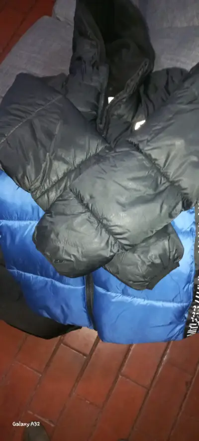 Chaqueta acolchada azul y más - miniatura 1