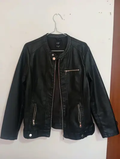 Chaqueta negra de cuero sintético - miniatura 1