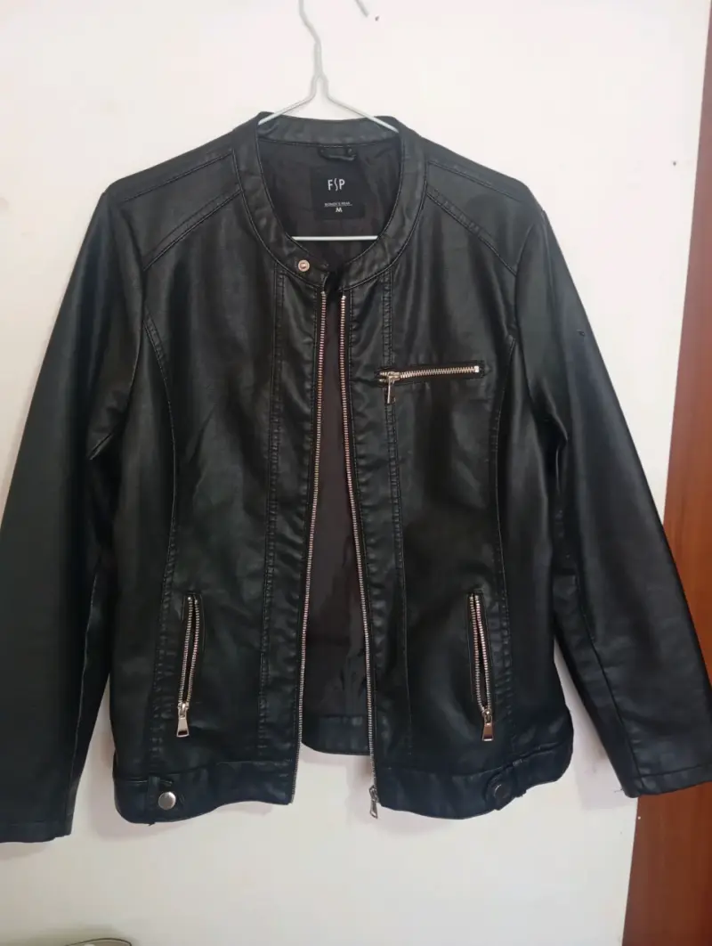 Chaqueta negra de cuero sintético - 2