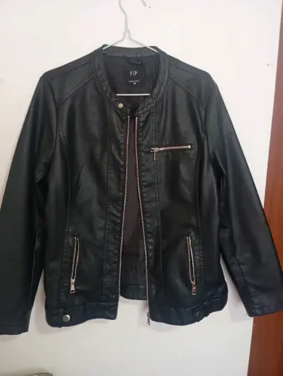 Chaqueta negra de cuero sintético - miniatura 2