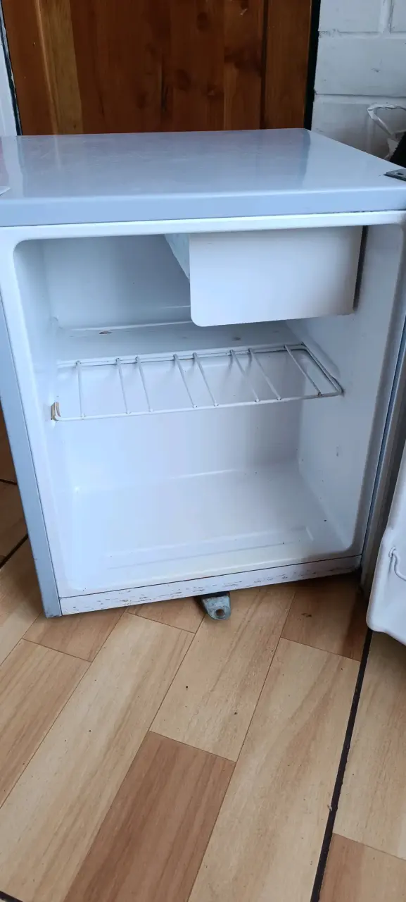 Refrigerador compacto Hitech plateado - 6