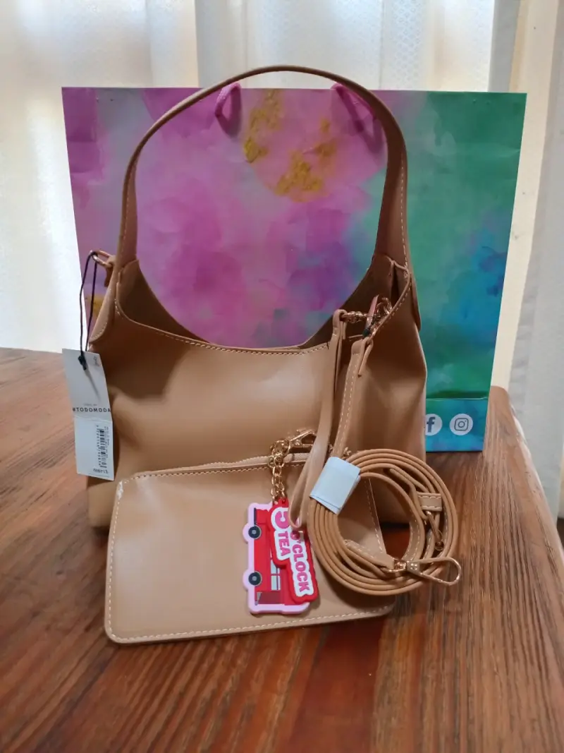 Bolso beige con accesorios - 1