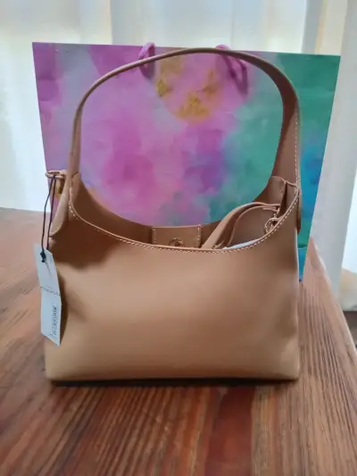 Bolso beige con accesorios - miniatura 2