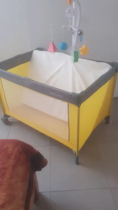 Cuna corral portátil amarilla - miniatura 2