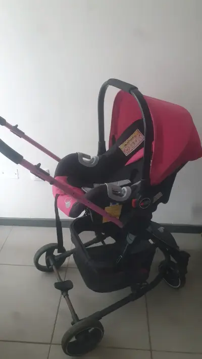 Coche de bebé rosa con silla - miniatura 1