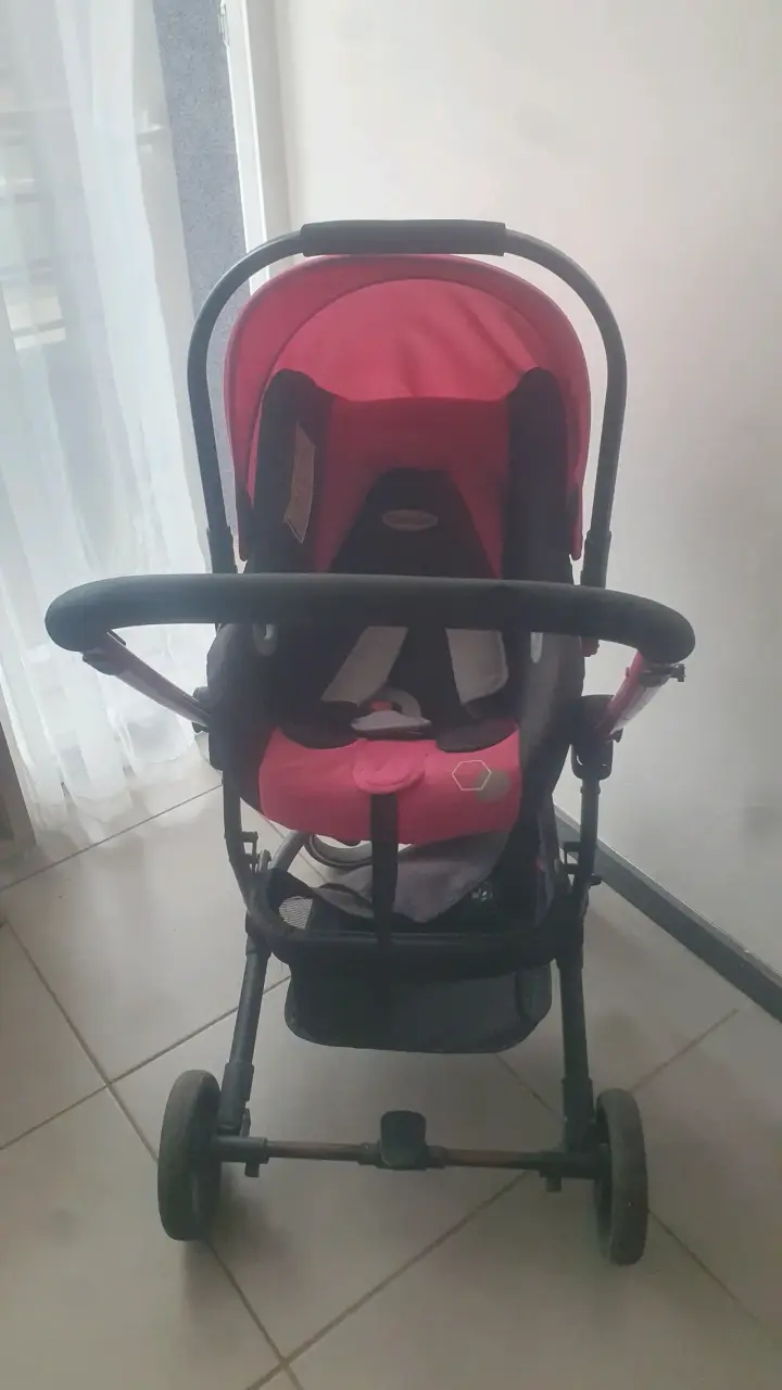Coche de bebé rosa con silla - 2