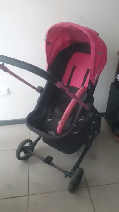Coche de bebé rosa con silla - miniatura 5