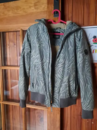 Chaqueta con diseño de camuflaje - miniatura 1