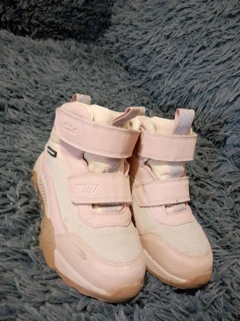 Zapatillas y botitas de niña - 1