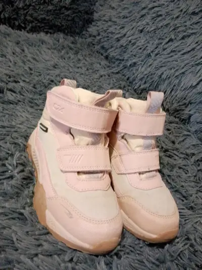 Zapatillas y botitas de niña - miniatura 1