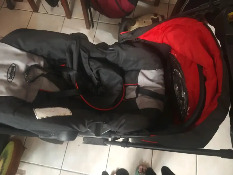 Silla de auto infantil turquesa y coche infanti - 2