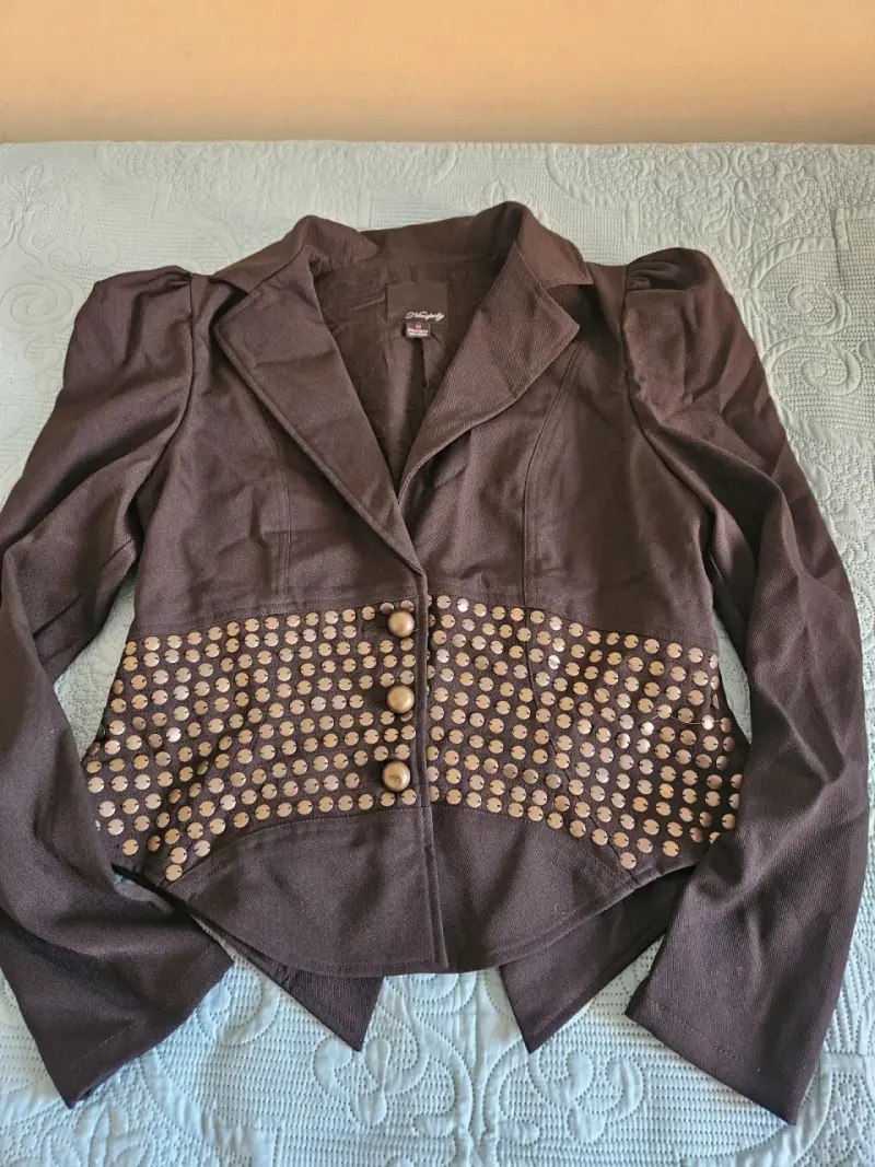 Blazer negro con detalles dorados