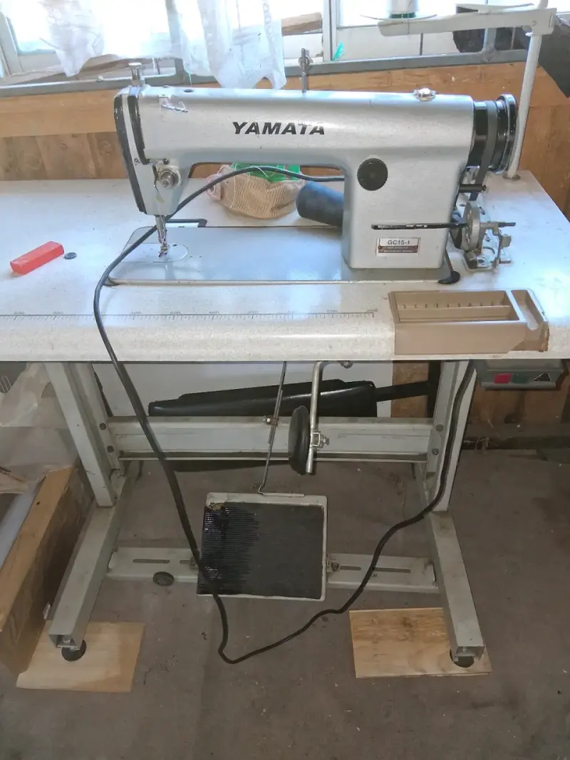 Máquina de coser industrial Yamata - 1