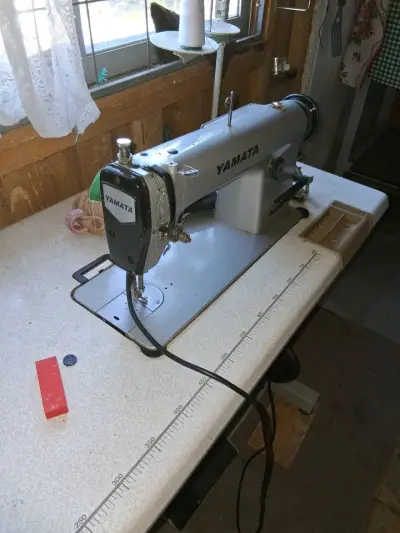 Máquina de coser industrial Yamata - miniatura 3