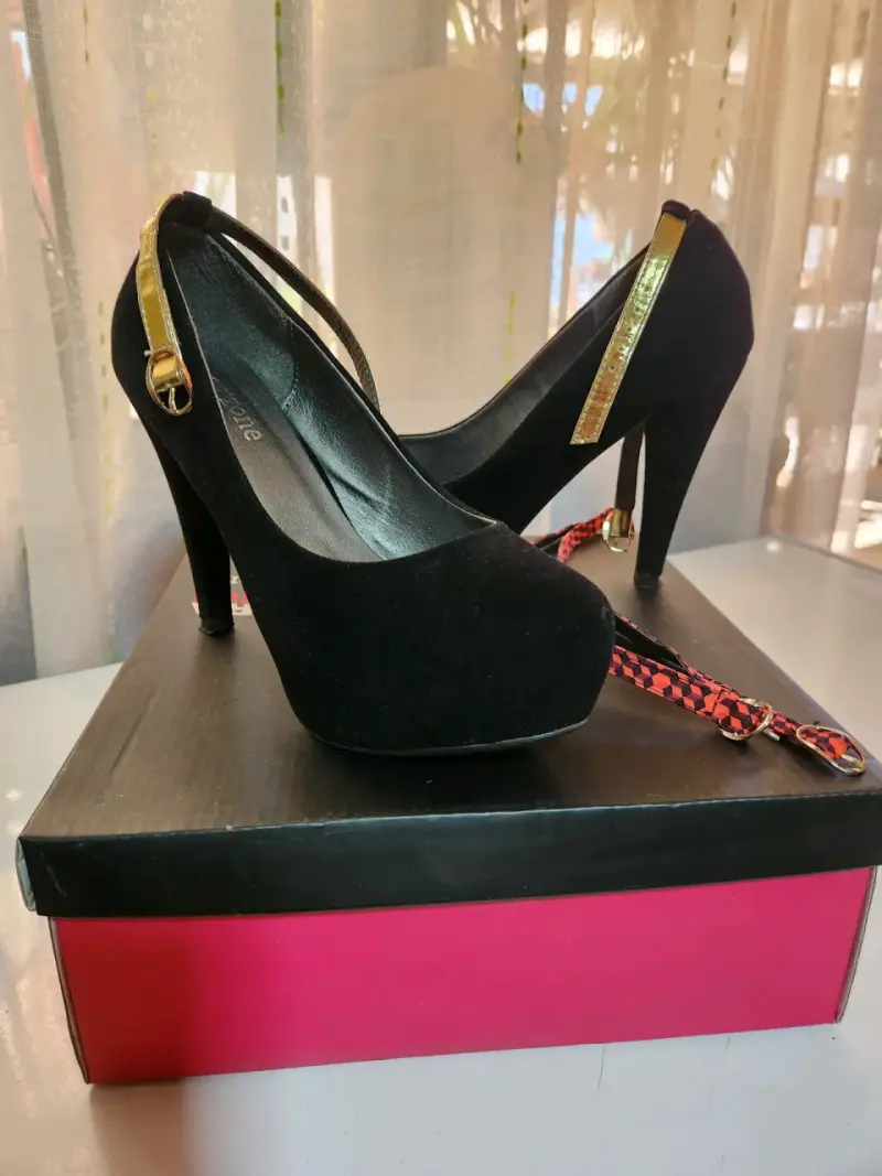 Tacones negros con detalle dorado - 1