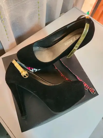 Tacones negros con detalle dorado - miniatura 2