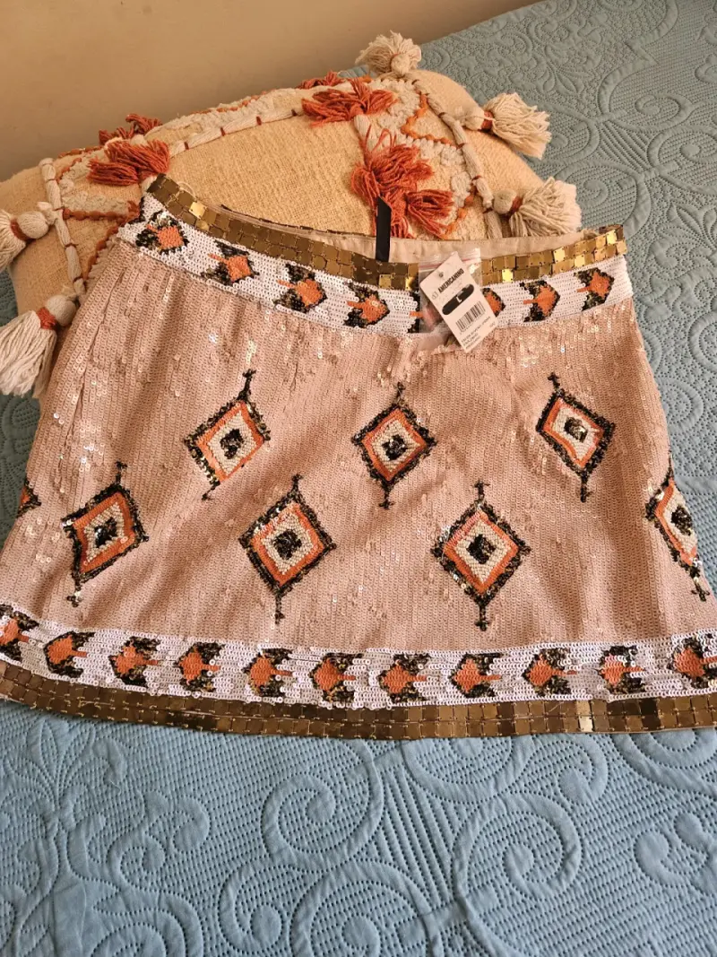 Falda corta con lentejuelas