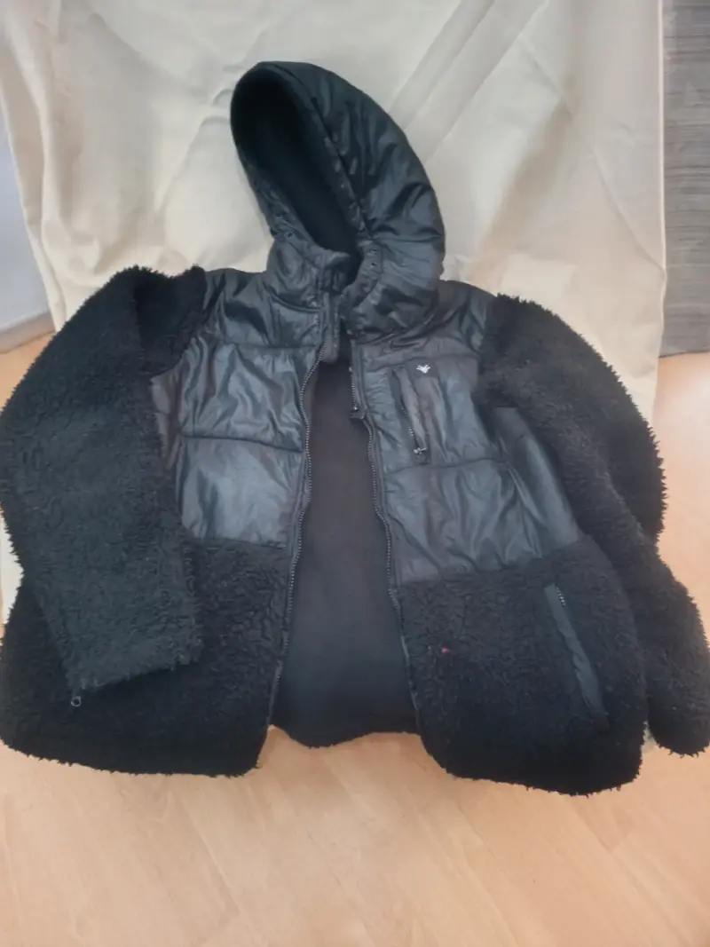 Chaqueta negra con capucha