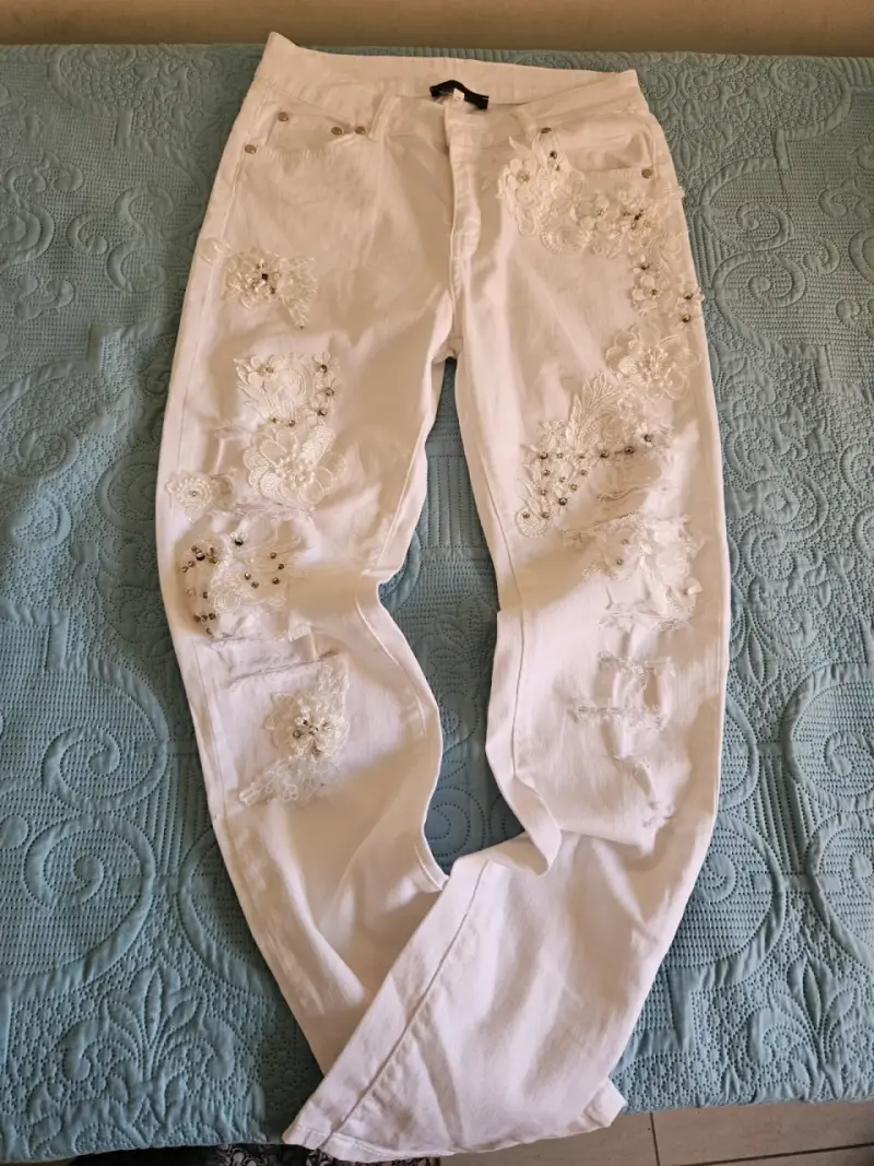 Pantalones blancos bordados