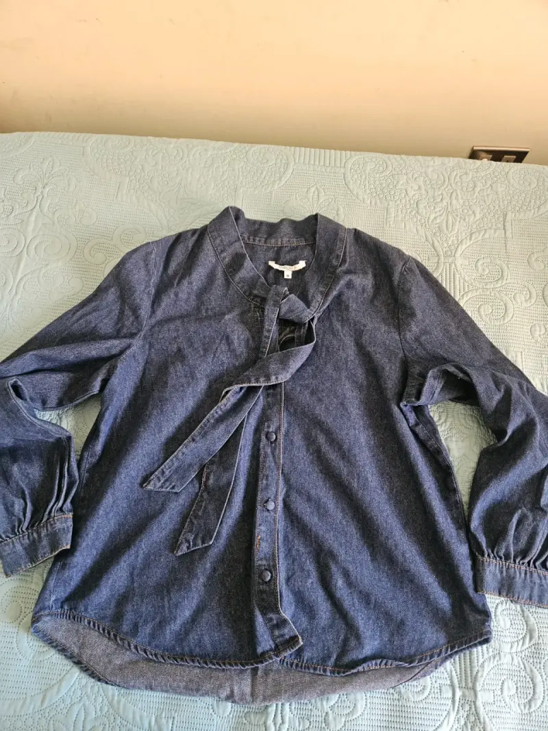 Blusa de denim azul con lazo
