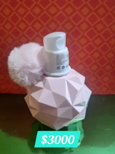 Crema con dispensador y pompón y maquillaje - miniatura 1