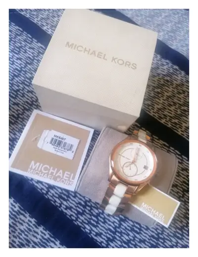 Reloj Michael Kors dorado y blanco - miniatura 1