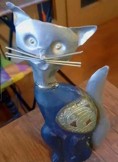 Figura decorativa de gato de peltre con madera - miniatura 1