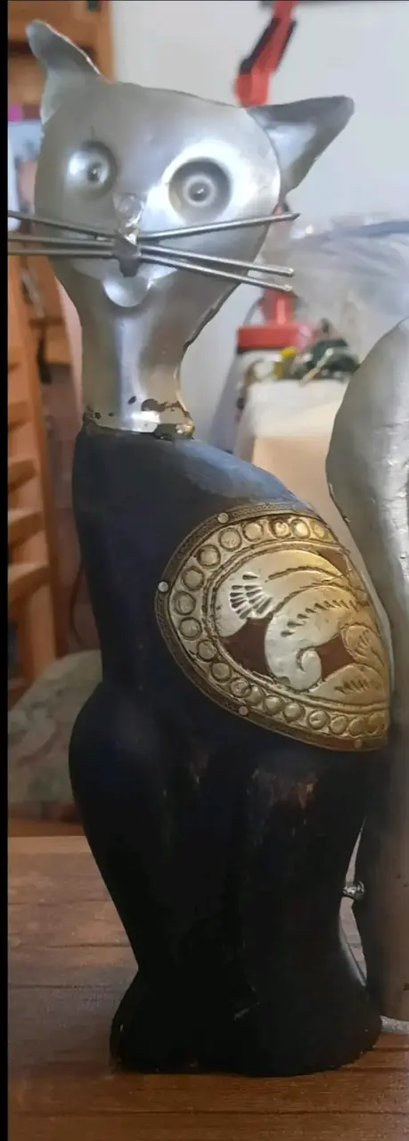Figura decorativa de gato de peltre con madera - 2