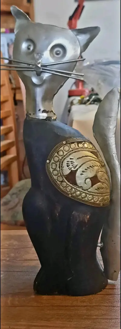 Figura decorativa de gato de peltre con madera - miniatura 3