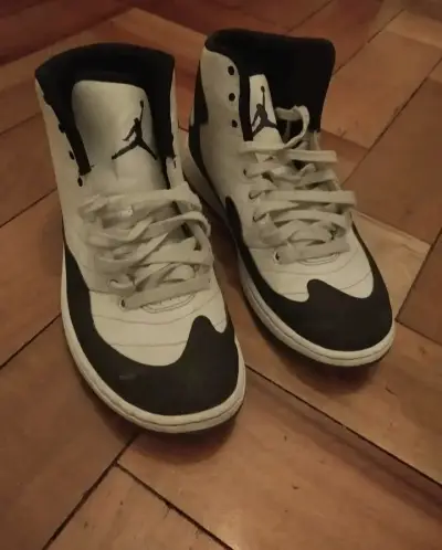 Zapatillas deportivas blancas y negras - miniatura 1