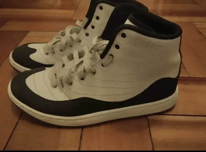 Zapatillas deportivas blancas y negras - 2