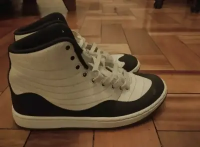 Zapatillas deportivas blancas y negras - miniatura 3